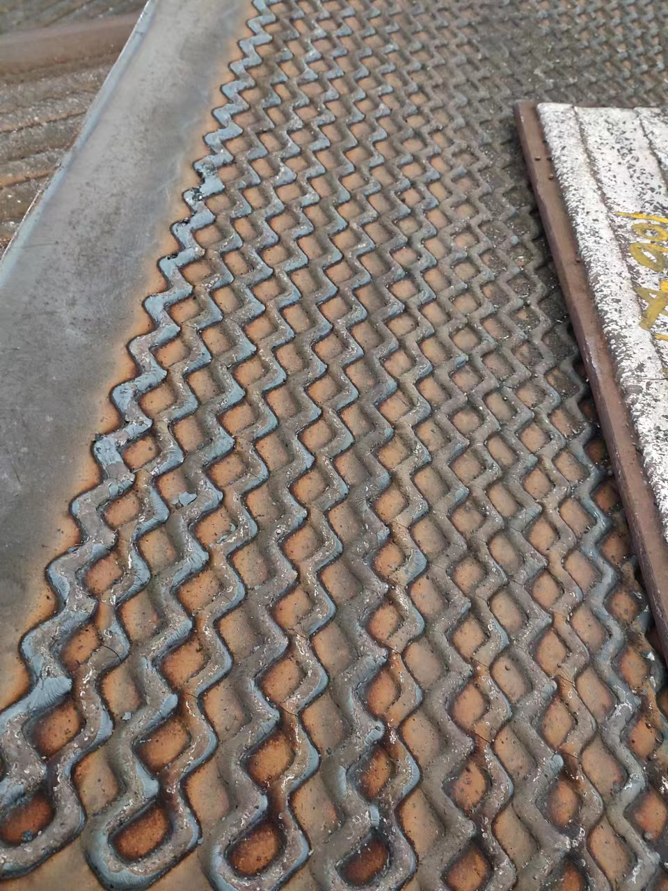 江苏堆焊耐磨板花板8+6