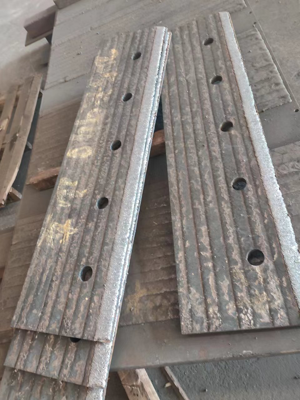 江苏挖斗机铲板耐磨板