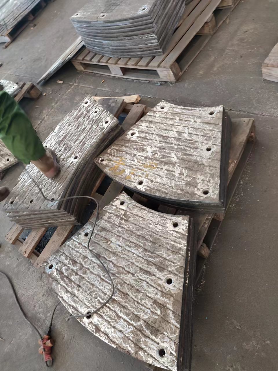 江苏高铬合金耐磨板，堆焊耐磨板